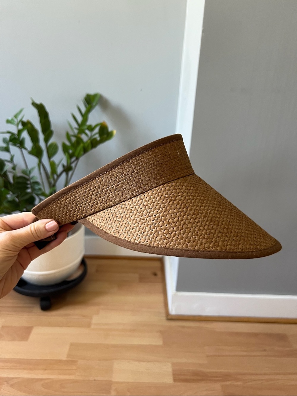 Fabulous straw visor tan camel with white lining